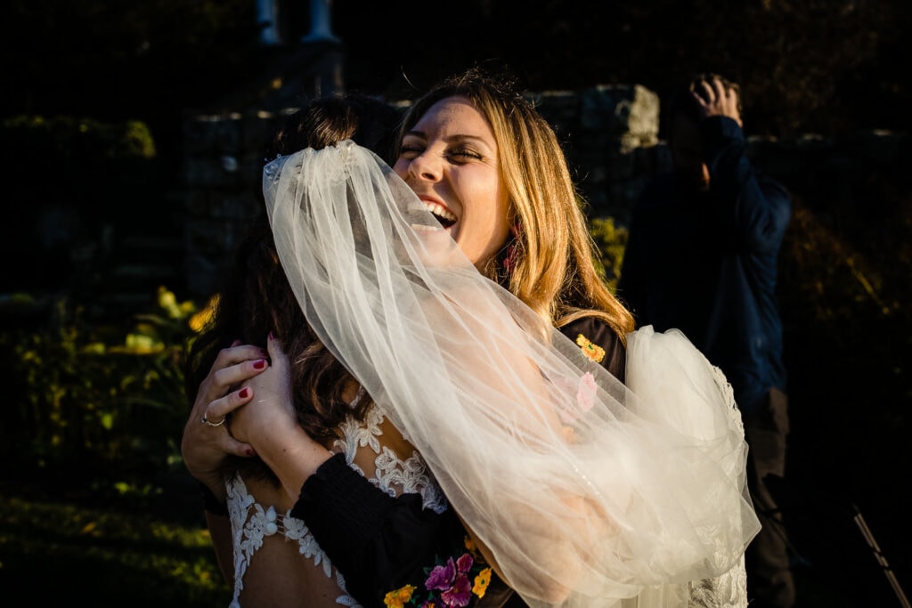 A bride hugs her best friend