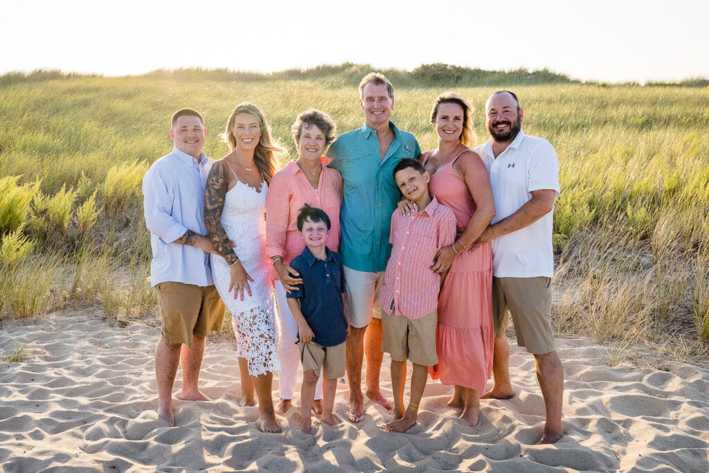 An extended family photo session with 8 people on the beach