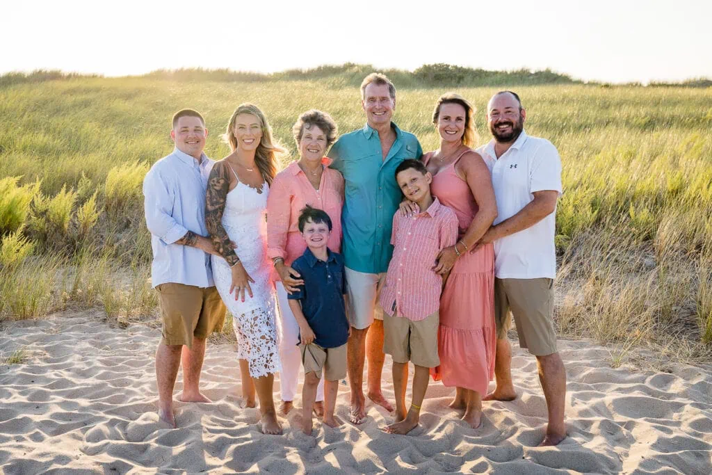An extended family photo session with 8 people on the beach